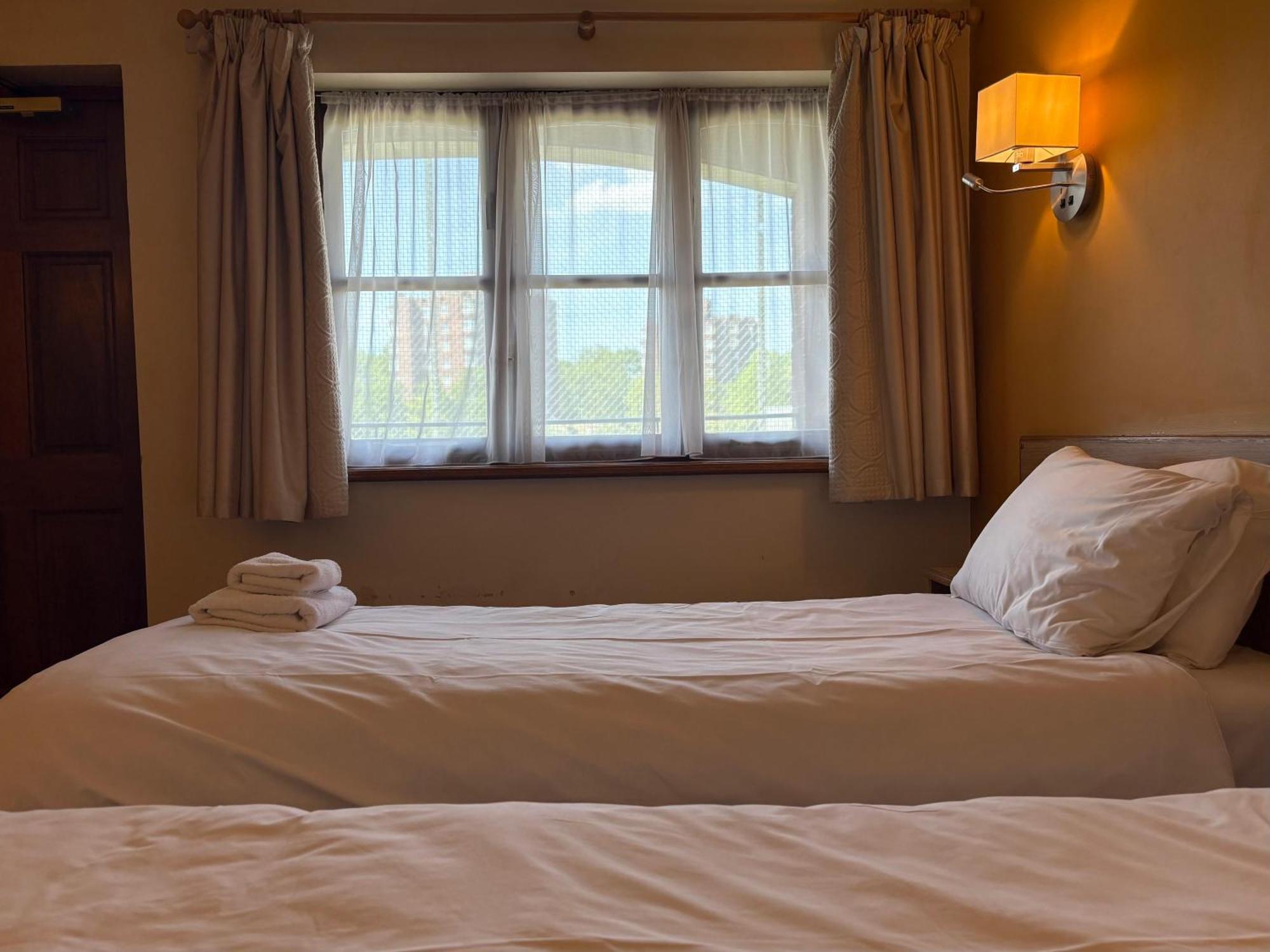 Tollgate Hotel & Leisure Stoke-on-Trent Екстериор снимка